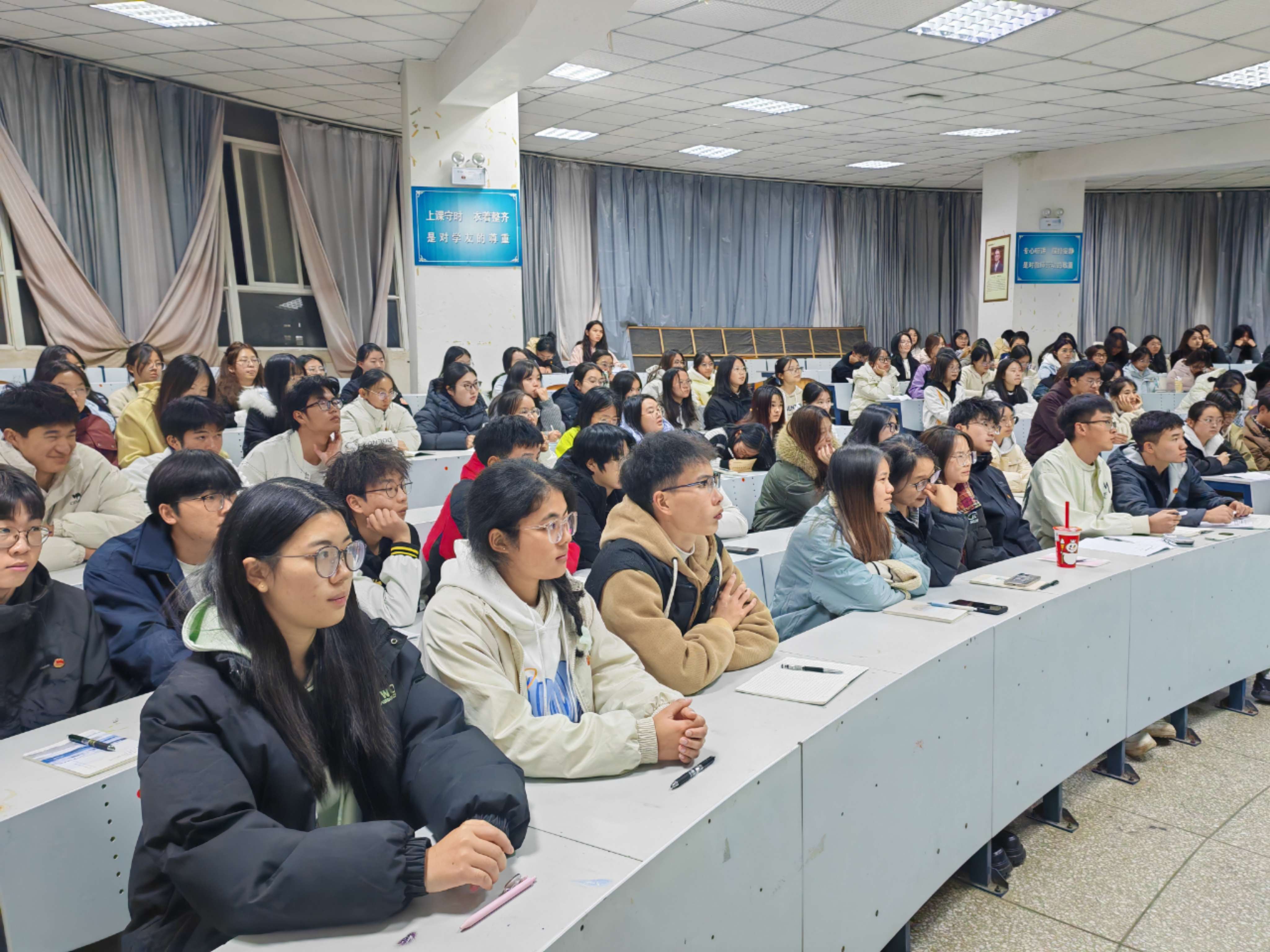 探索“蜜蜂的神奇世界”——生物与食品工程学院举办学术讲座2.jpg 探索“蜜蜂的神奇世界”——生物与食品工程学院举办学术讲座2.jpg
